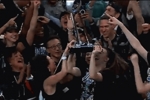 蔡崇信现场见证自己的球队自由人夺冠🏆️并和球员共同举起奖杯